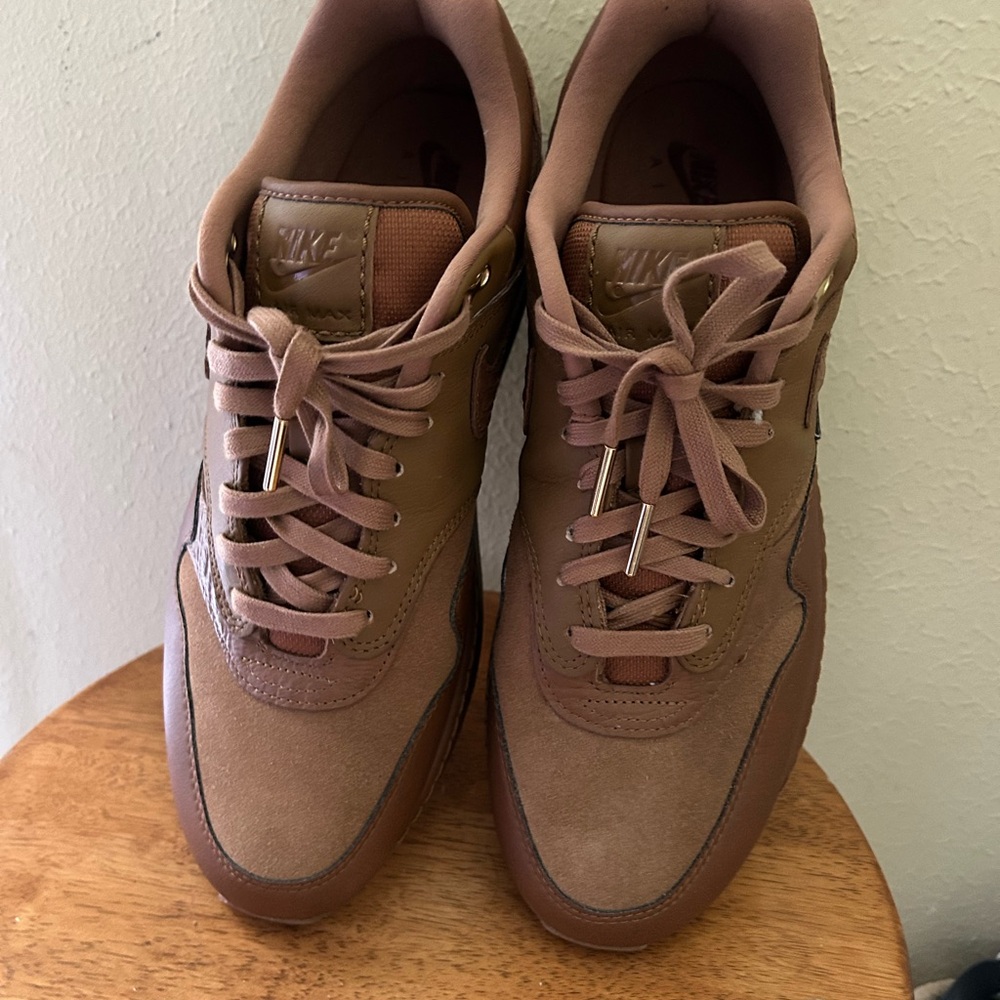 NWOT Women’s Brown Air Max